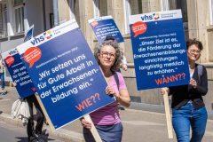 Demonstration der Erwachsenenbildung vor dem Nds. Landtag