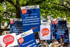 Demonstration der Erwachsenenbildung vor dem Nds. Landtag